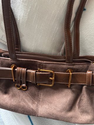 Bolso efecto ante marrón con hebilla