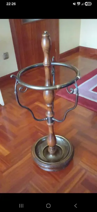 Paragüero clásico madera y color bronce