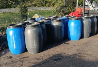 Bidones de plástico azul y negro