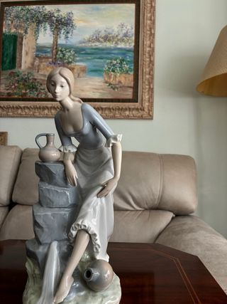 Escultura mujer joven con cántaros