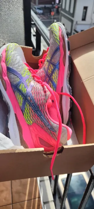 Zapatillas Asics grises y rosas