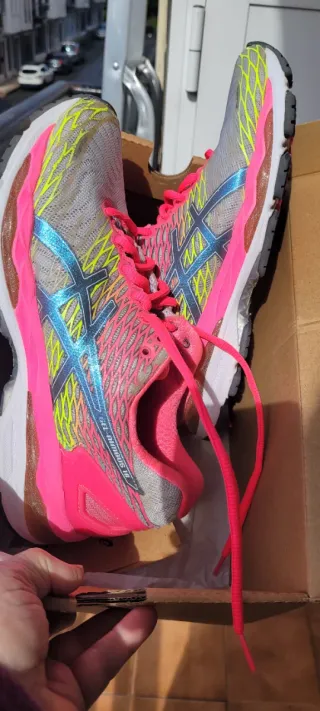 Zapatillas Asics grises y rosas