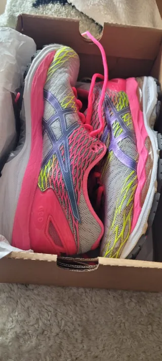 Zapatillas Asics grises y rosas