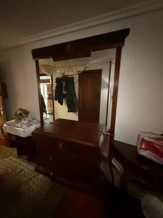 Recibidor de madera con espejo