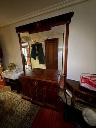 Recibidor de madera con espejo