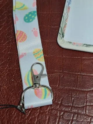 Llavero porta tarjetas Pascua conejos huevos