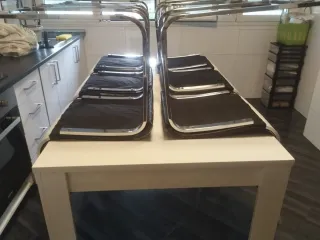 Mesa de comedor blanca de madera