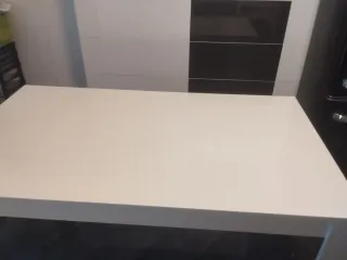 Mesa de comedor blanca de madera