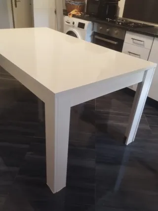 Mesa de comedor blanca de madera