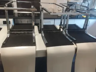 Mesa de comedor blanca de madera