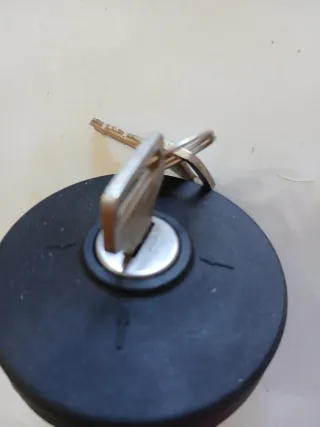 Tapon deposito Vespino con llave Clausor