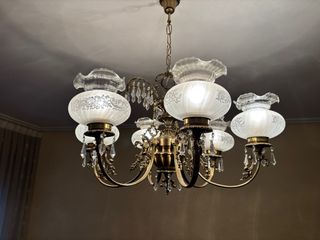 Lámpara de salón dorada y cristal