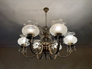 Lámpara de salón dorada y cristal