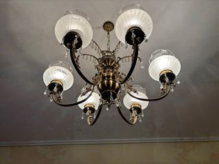 Lámpara de salón dorada y cristal