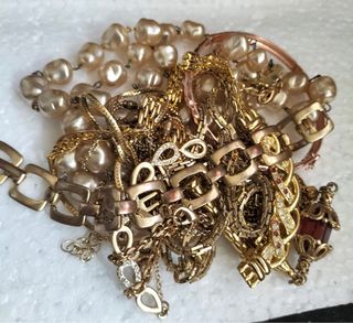 Lote bisutería antigua dorada y perlas