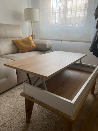 Mesa de centro elevable salón madera y blanco