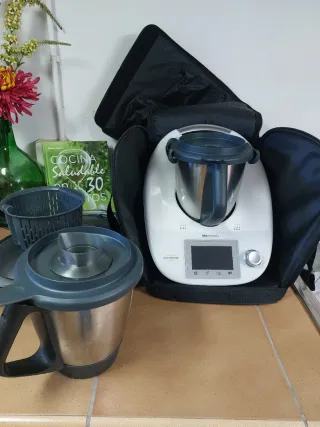 Thermomix con accesorios y libro