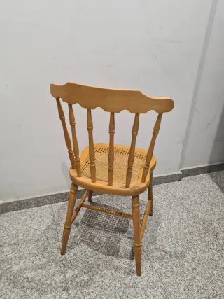 Silla de madera con asiento de rejilla