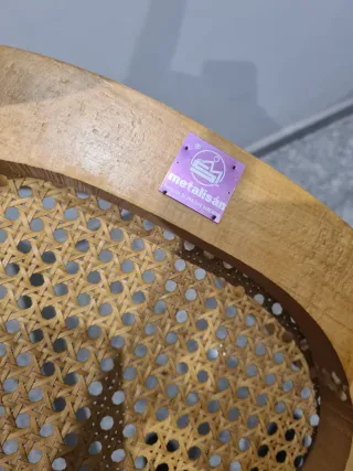 Silla de madera con asiento de rejilla