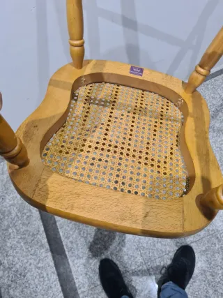 Silla de madera con asiento de rejilla