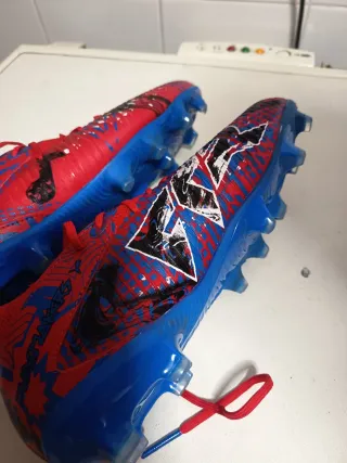 Botas de fútbol Puma rojas