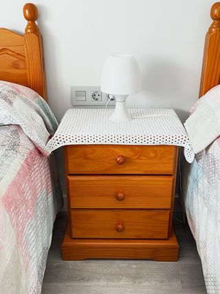 Dos cabeceros de madera con mesilla