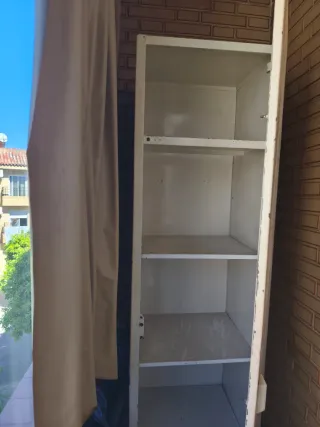 Estantería metálica con puerta