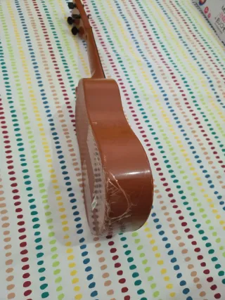 Ukelele infantil, algo deteriorado.