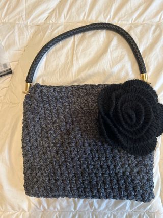 Bolso de ganchillo con flor negra