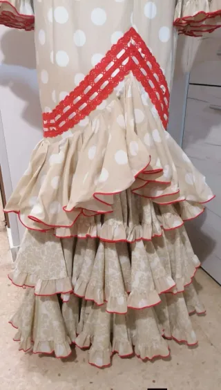 Vestido Flamenca Beige con Lunares blancos.