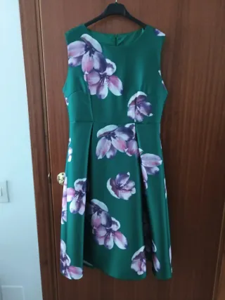 Vestido fiesta verde con flores moradas