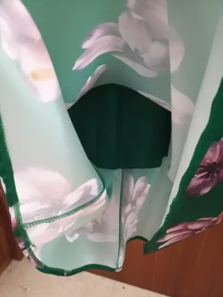 Vestido fiesta verde con flores moradas