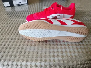 Botas de fútbol sala Adidas rosas y blancas