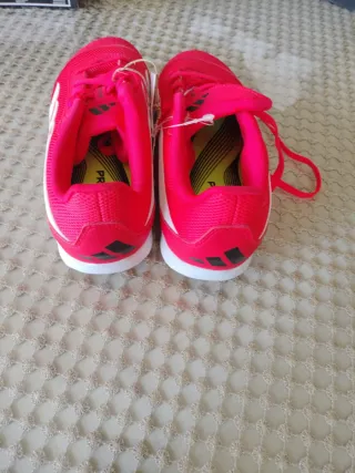 Botas de fútbol sala Adidas rosas y blancas