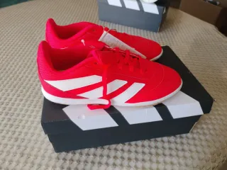 Botas de fútbol sala Adidas rosas y blancas