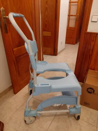 Silla de baño Moem azul y blanca