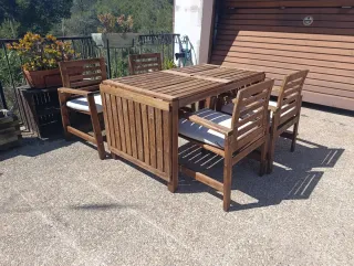 Mesa de madera extensible y 4 sillas