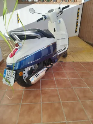 Peugeot Django Azul y Blanco