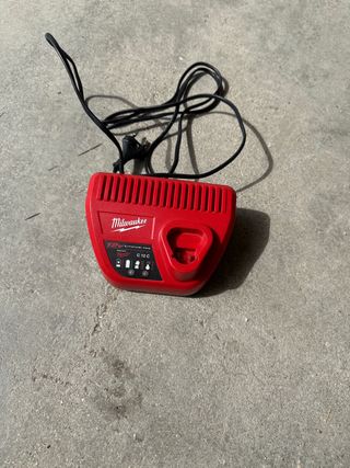 Caricabatterie Milwaukee C12 C