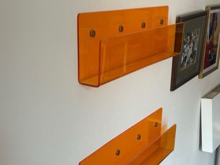 Estanterías acrílicas naranjas para revistas