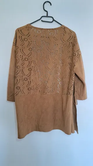 Chaqueta ante con detalles calados