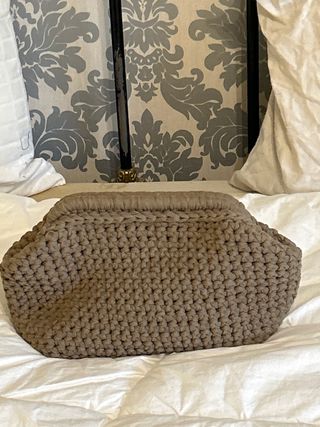 Bolso de crochet beige y marrón