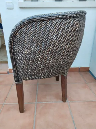Sillón de jardín de mimbre y madera