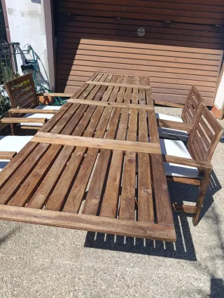 Mesa y sillas de madera Applaro