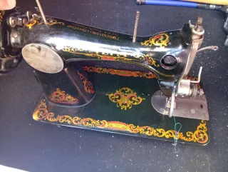 Máquina de coser Alpa antigua