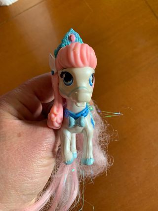 Pony giocattolo rosa e azzurro