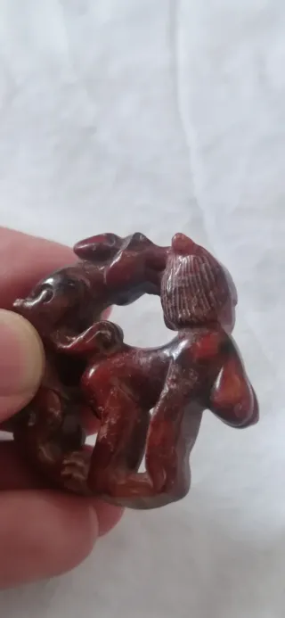 Amuleto de fertilidad tallado