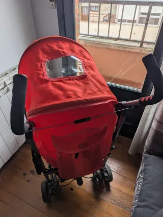 Silla de paseo roja y negra