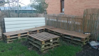 Sofá de palets para jardín y mesa