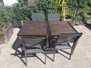 Mesa y 4 sillas de exterior